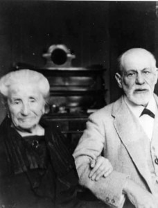 002 - Sigmund Freud con la madre Amalia, 1925