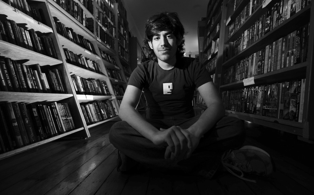 Aaron Swartz poses in a Borderland Books in San Francisco on February 4, 2008. Internet activist and programmer Swartz, who helped create an early version of RSS and later played a key role in stopping a controversial online piracy bill in Congress, has died at age 26, an apparent suicide, New York authorities said January 13, 2013.  REUTERS/Noah Berger  (UNITED STATES - Tags: PORTRAIT SCIENCE TECHNOLOGY OBITUARY)