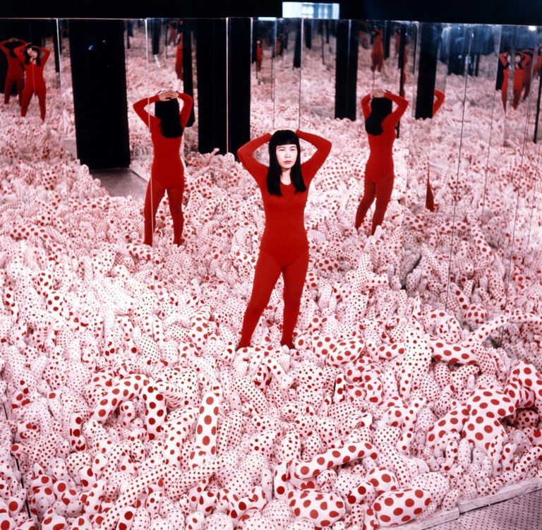 Yayoi-Kusama-Infinity-Mirror-Room-–-Phallis-Field-1965-Installation-mixed-media.jpg